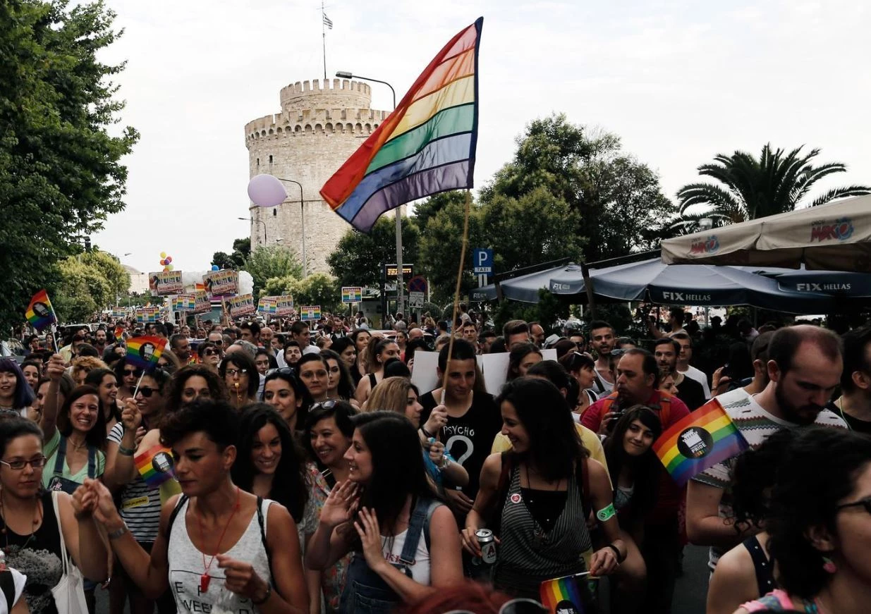 Η απόλυτη ξεφτίλα: Παρέλαση gay στη Θεσσαλονίκη μέσα στις εκδηλώσεις για την Γενοκτονία των Ποντίων